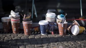 Kaffeebecher und Burger-Kartons: To-go-Abfälle nehmen „dramatisch“ zu