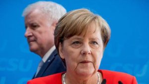 Merkels Rückzug befeuert Debatte über Seehofer