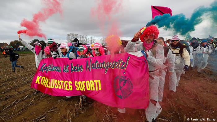 Aktivisten besetzen Gleise am Tagebau Hambach
