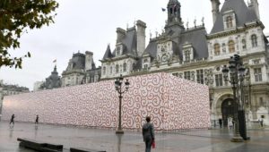 Furoshiki: Ein riesiges Kunstwerk verdeckt das Pariser Rathaus
