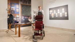 Erbe des Physikers versteigert: Hawkings Rollstuhl erzielt 320.000 Euro
