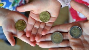 Studie: Mehr Kindergeld hilft armen Kindern