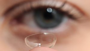 Infektionsgefahr: Warum man nicht mit Kontaktlinsen schlafen sollte