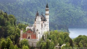 Schloss Neuschwanstein in Bayern putzt sich heraus