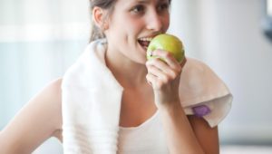 Zahnpflege: Apfel statt Zähneputzen am Morgen – geht das?