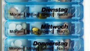 Dutzende Pillen: Multimedikation kann gefährlich sein