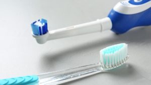 Zähneputzen – Elektrisch oder Hand: Welche Zahnbürste ist die bessere?