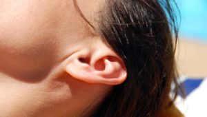Einfacher Handgriff holt Wasser aus dem Ohr