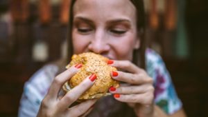 Ernährung und Demenz: Fast Food lässt das Gehirn schrumpfen