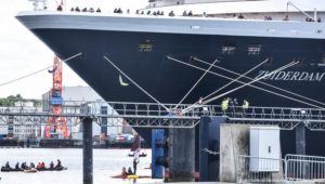 Klimaaktivisten blockieren stundenlang Kreuzfahrtschiff in Kiel