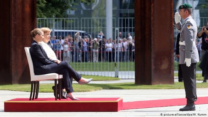Merkel und das Zittern: Hymne im Sitzen